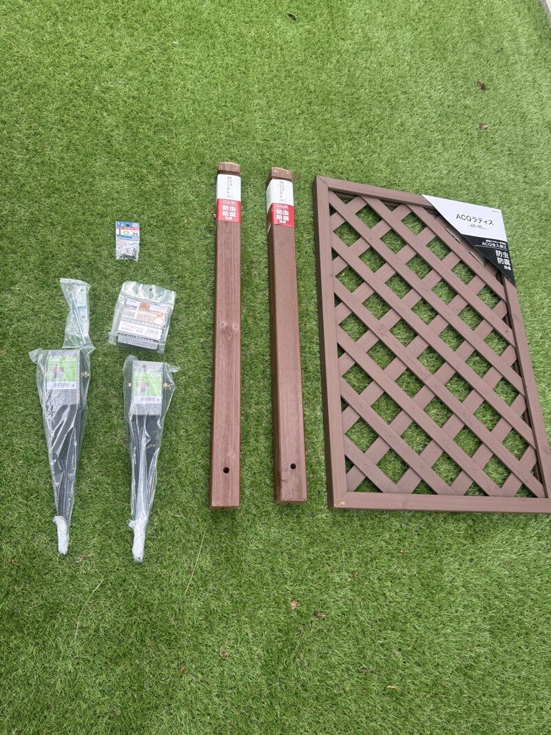 扉をDIYするために買った材料。ラティスと柱と地中杭