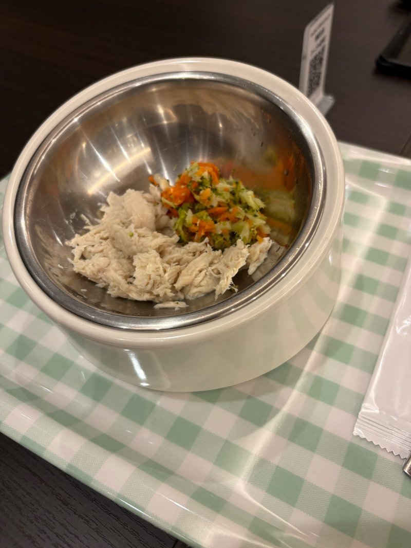 わんわんパラダイスのレストランの犬用ご飯(ささみと野菜)