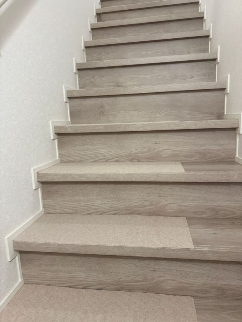 階段に一段ずつ敷いたタイルマット