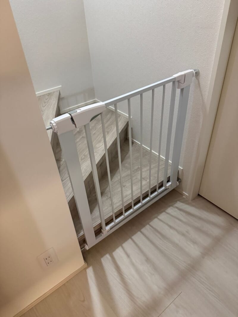 階段の上り口につけた突っ張り式の柵